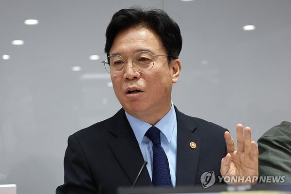 Minister of Employment and Labor Kim Young-hun Seeks Solutions for Labor and Profit Distribution, Emphasizing 'Social Dialogue'