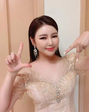Song Ga-in Moves the Elderly with Passionate Rendition of 'Saekdong Jeogori'