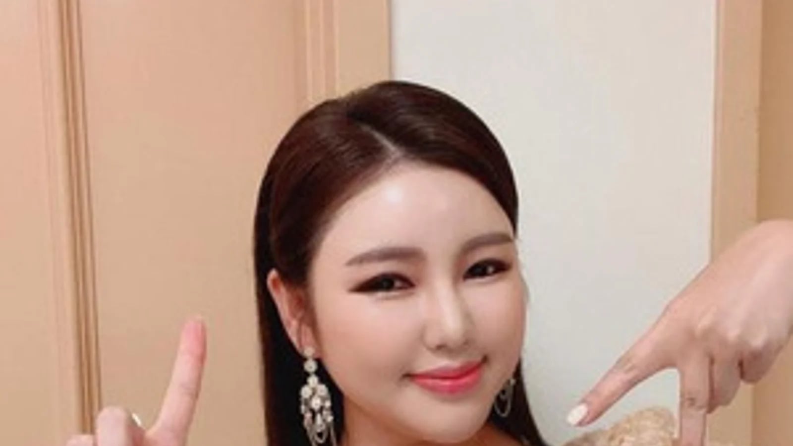 Song Ga-in Moves the Elderly with Passionate Rendition of 'Saekdong Jeogori'