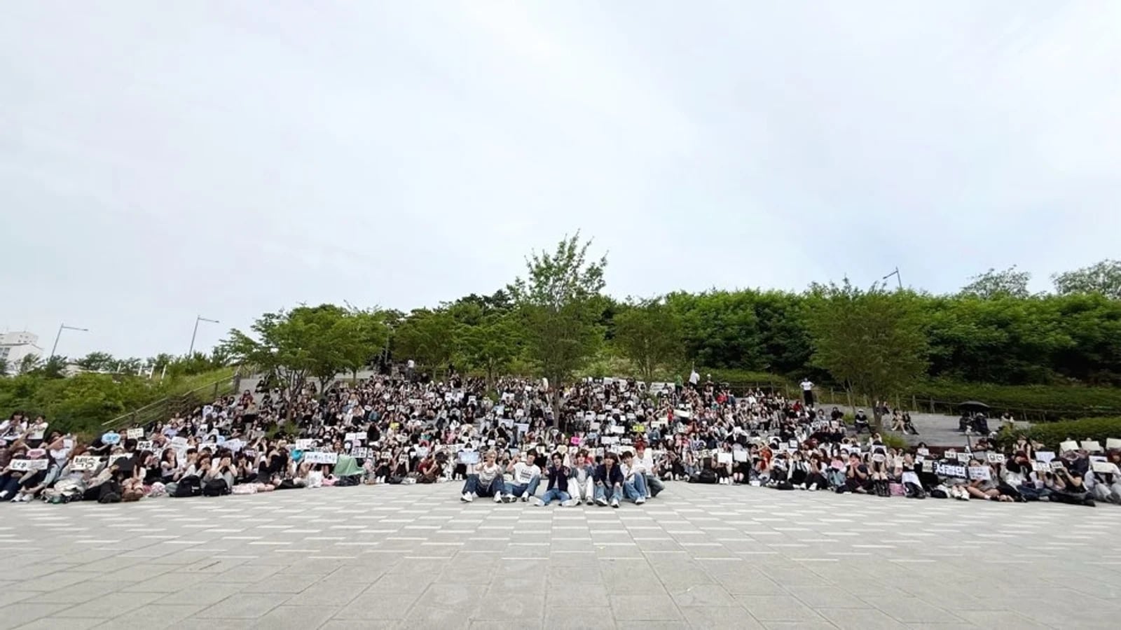 이펙스, 미니 7집 컴백 기념 버스킹 성료!