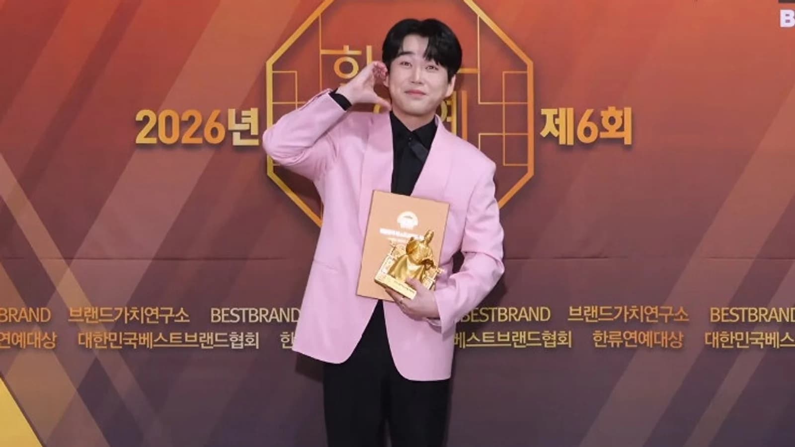 Hwang Young-woong Achieves '50,000 Club' in July Netizen Awards Male Singer Category... Will He Surpass 60,000 Votes?