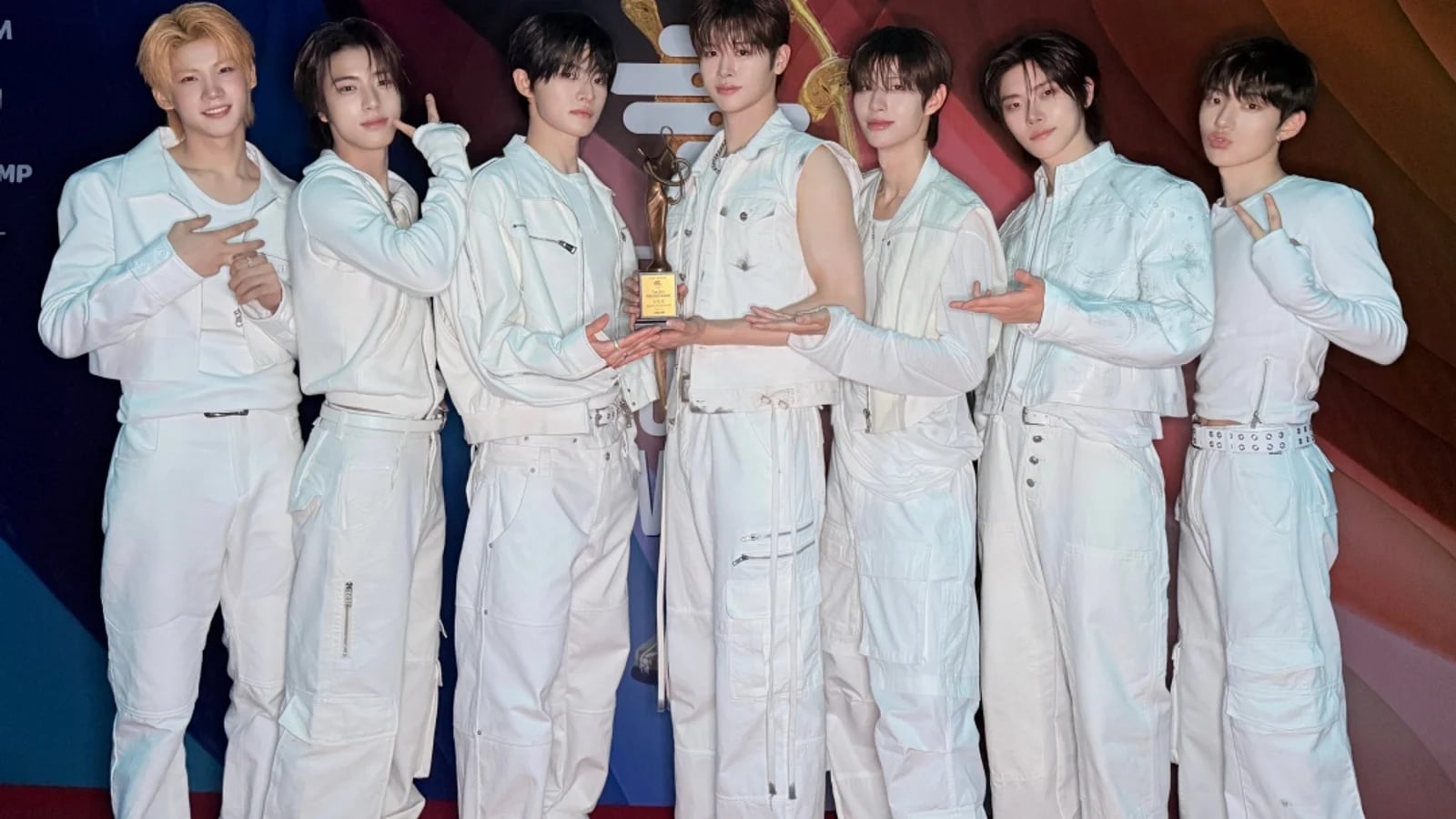 CLOSE YOUR EYES Wins Rookie Award at Seoul Music Awards... First Male Idol Group Debuted in 2025 to Achieve 9 Crowns