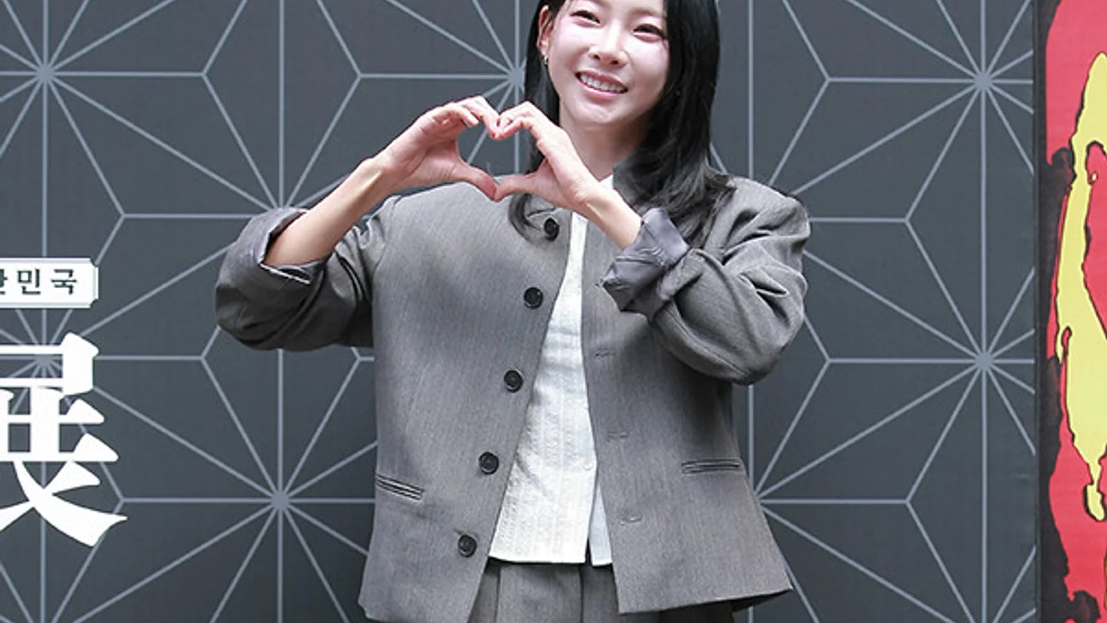 Kim Minji Strikes a Heart Pose at 'Demon Slayer: Hashira Exhibition' Photo Call... A Sparkling Smile