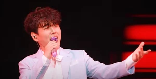 Hwang Young-woong Takes the Stage at Gangjin Celadon Festival After 3 Years… "Repaying Desperately Waiting Fans with a Deep Bow"