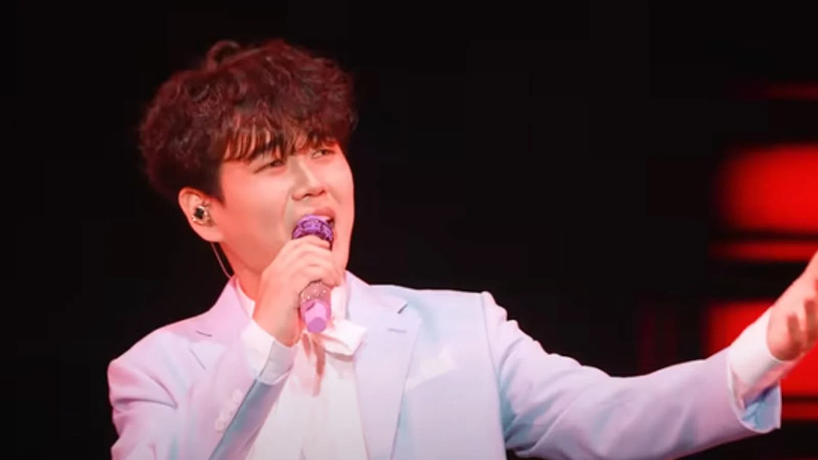 Hwang Young-woong Takes the Stage at Gangjin Celadon Festival After 3 Years… "Repaying Desperately Waiting Fans with a Deep Bow"