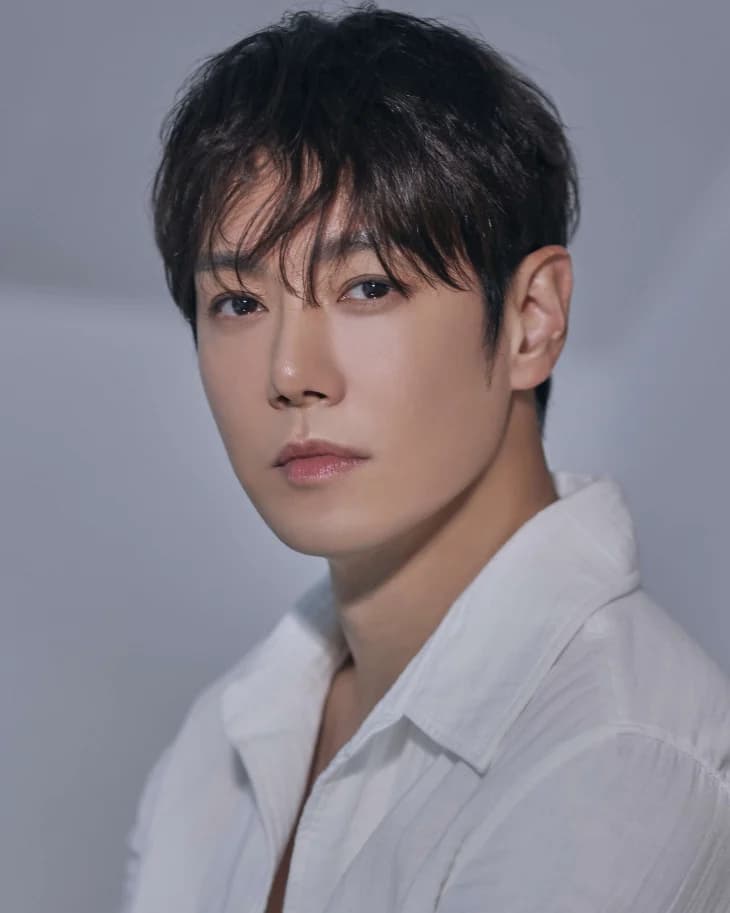 Hwanhee Surpasses 5,000 Votes in July Netizens Awards Neostar Category — Eyes on 10,000-Vote Challenge