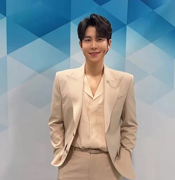 Jang Han-byol Gains Attention for 'Golden Character' with 90-Degree Bow… Wins Over Domestic Fans with Outstanding Vocals and Humility