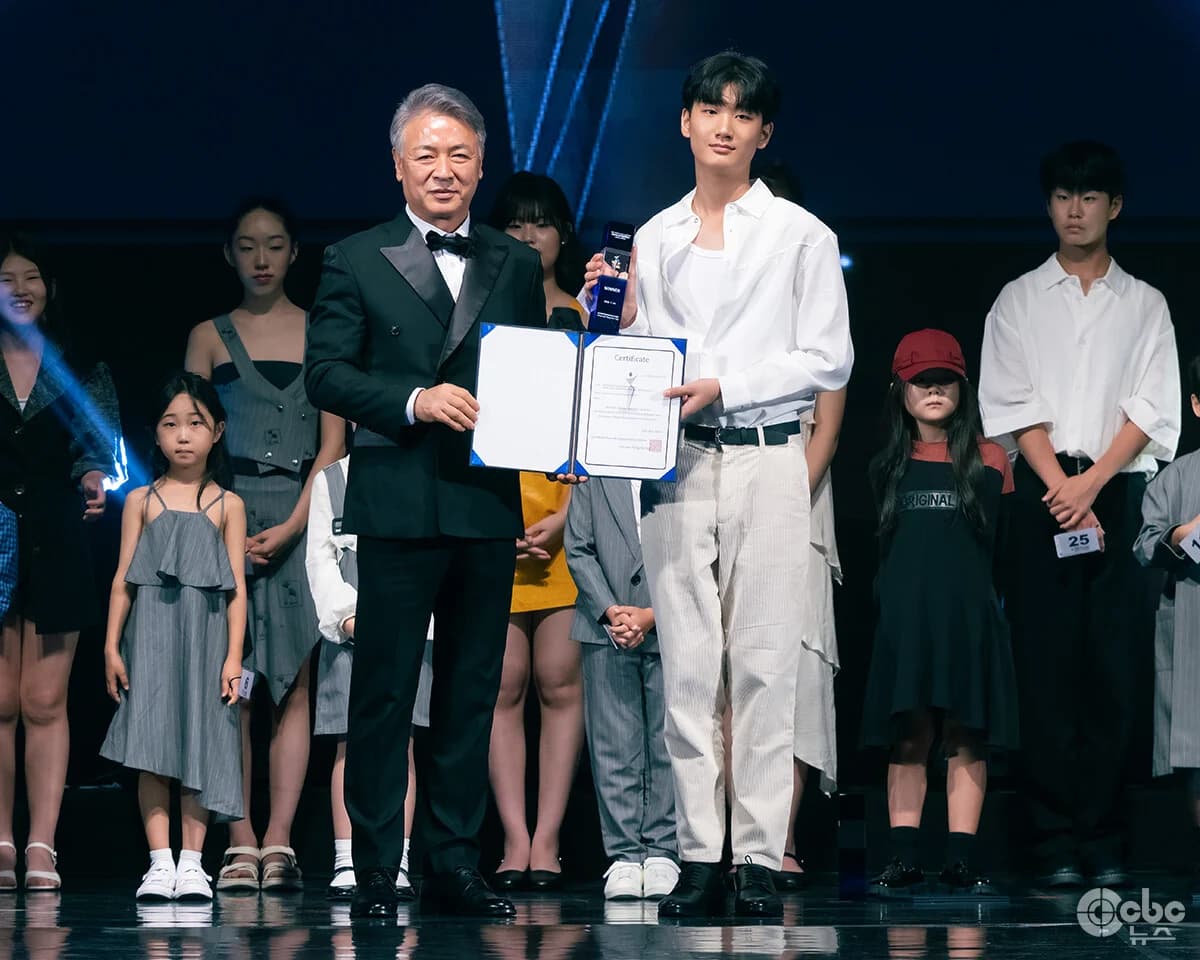 Lee Sang-uk, Honorary Winner of '2026 Face of Korea Kids & Junior'… Takes Commemorative Photo with Chairman Yang Ui-sik