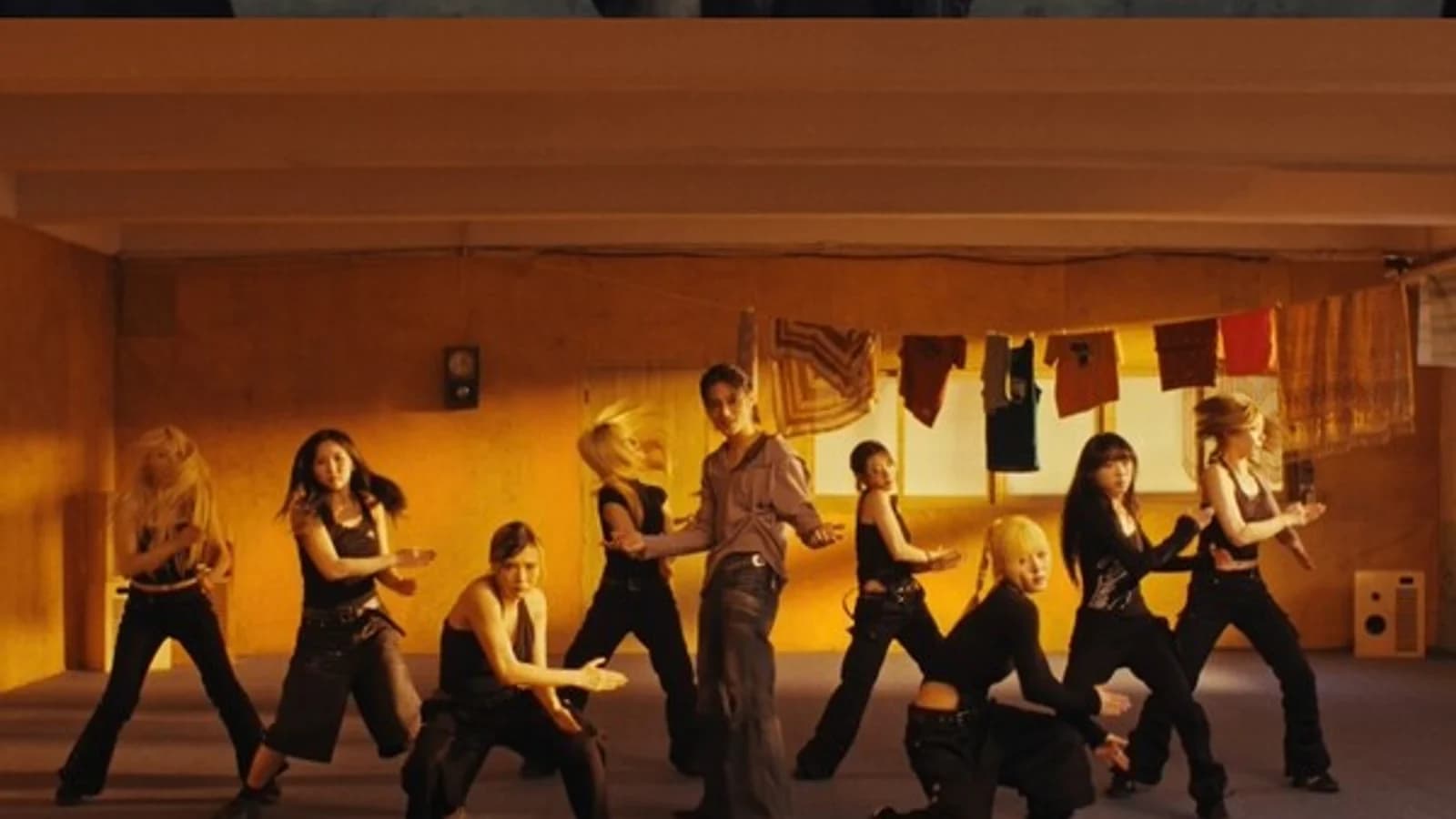 ATEEZ Charts on Billboard 200 for 4 Consecutive Weeks… 'GOLDEN HOUR: Part.5' Global Popularity + Full-Scale Japan Activities