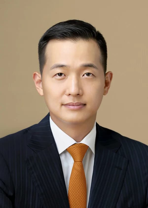 Hanwha Group's Third-Generation Executives Promoted Together… Senior Vice Chairman Kim Dong-kwan's System Begins in Earnest