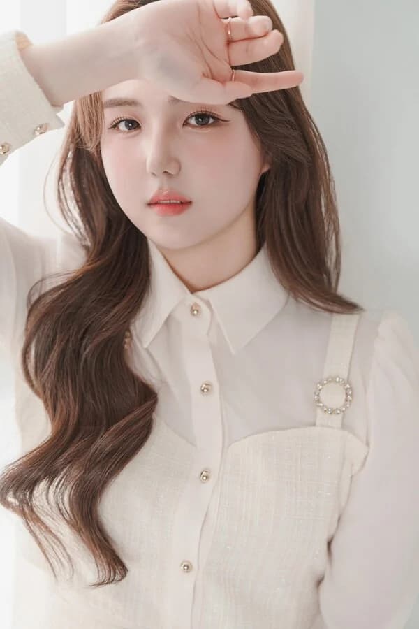 Kim Ye-sol Releases Debut Single 'Charismatic Oppa'… Confident First Step as the 'Nation's Little Sister'