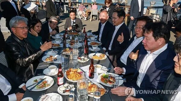 Koo Kwang-mo Reunites with NVIDIA CEO Jensen Huang in Silicon Valley... Robot and AI Cooperation Kicks into High Gear
