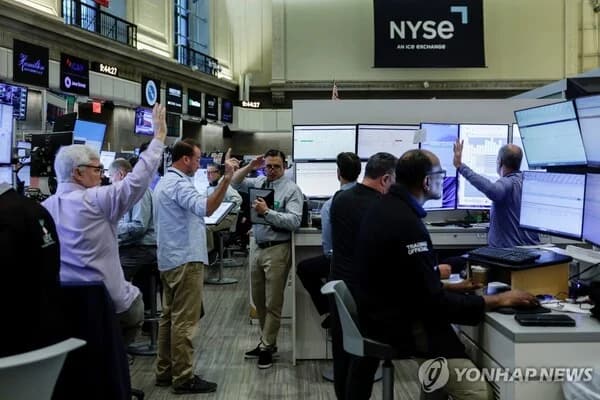 Wall Street Falls Across the Board... Oil Prices Surge on Iran's Push for Strait of Hormuz Closure Bill; Dow Down 0.9%