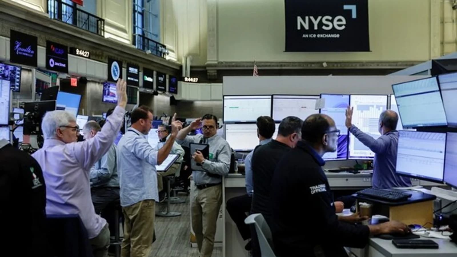 Wall Street Falls Across the Board... Oil Prices Surge on Iran's Push for Strait of Hormuz Closure Bill; Dow Down 0.9%