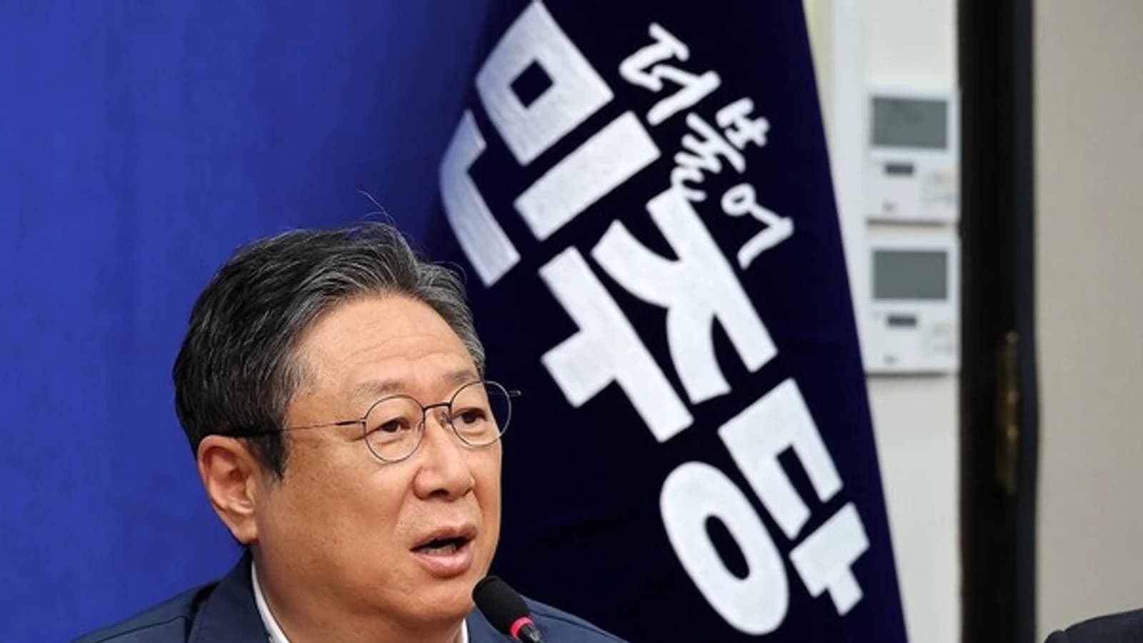 Hwang Hee Proposes "Bus House" as Youth Housing Alternative... Ruling Party Criticizes It as Creating "Refugees on the Road"