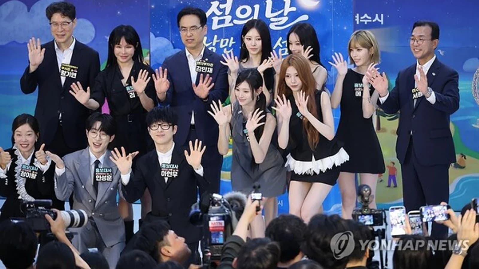 Ahn Sung-hun Debuts as New MC on 'Friday Gold Rush'... Four Past Audition Winners Assemble in Historic First