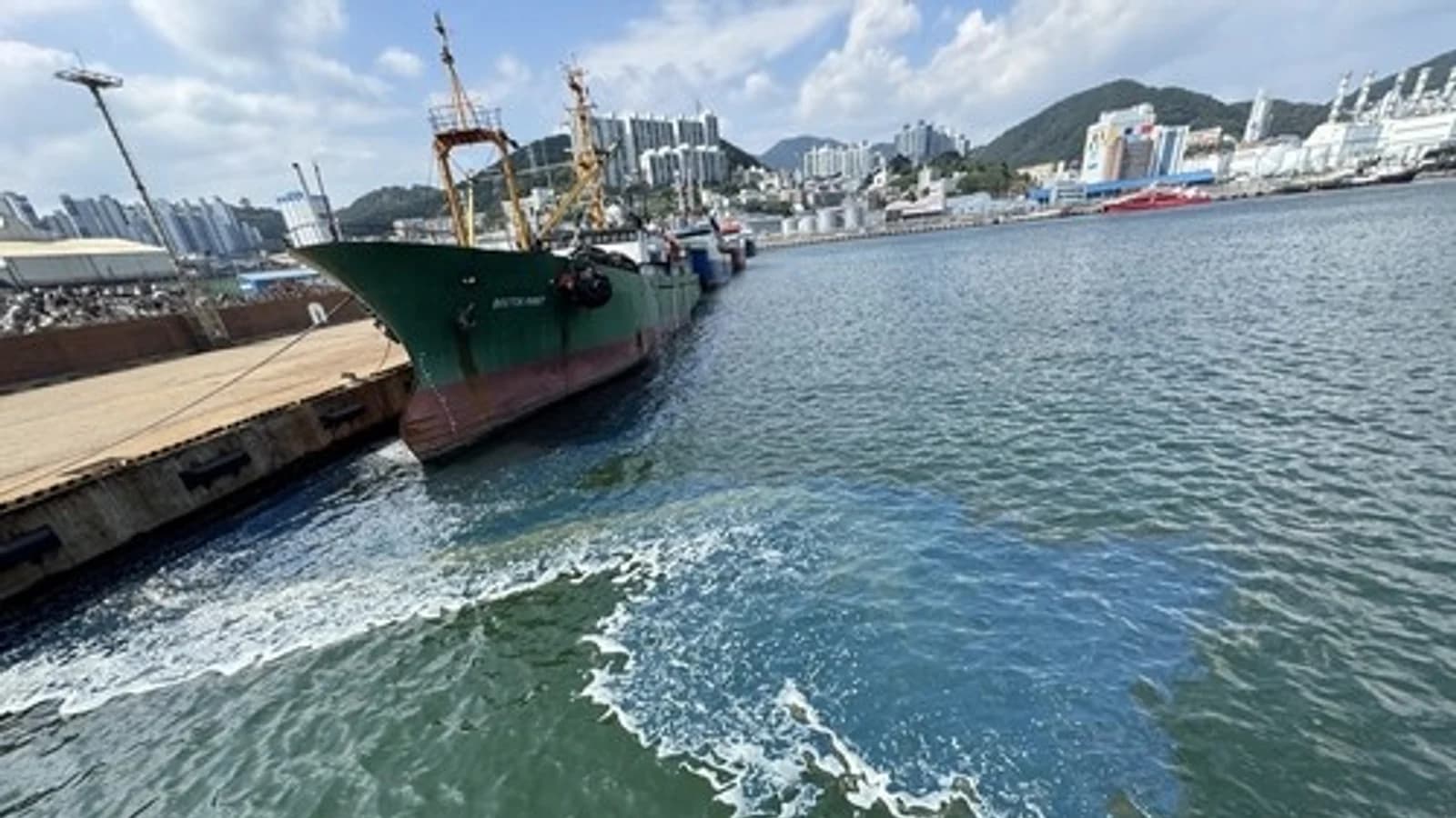 425L of Diesel Spills from Russian Cargo Ship at Busan's Gamcheon Port... Coast Guard Completes 5-Hour Emergency Containment
