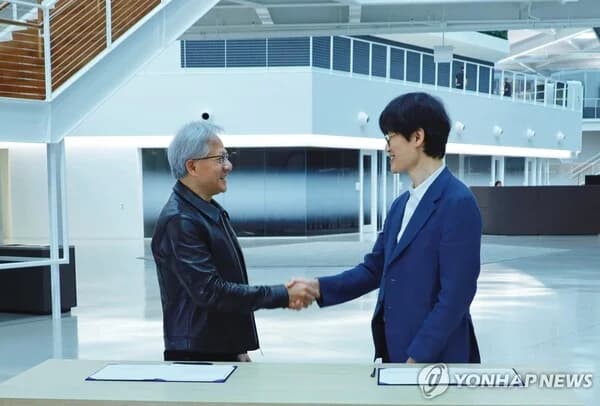 Naver and Kakao's Twin-Track AI Strategies: Global Infrastructure Expansion vs. KakaoTalk B2C Focus