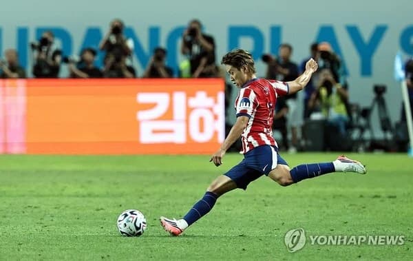 Lee Kang-in Plays 30 Minutes in Atletico Madrid Debut... "Wears Griezmann's No. 7 and Shows Left-Foot Brilliance vs Man City"