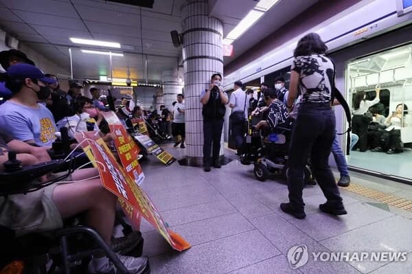 Jeonjangyeon Holds Subway Boarding Protest During Commute... Line 1 Yongsan Station Upbound Trains 'Pass Without Stopping'