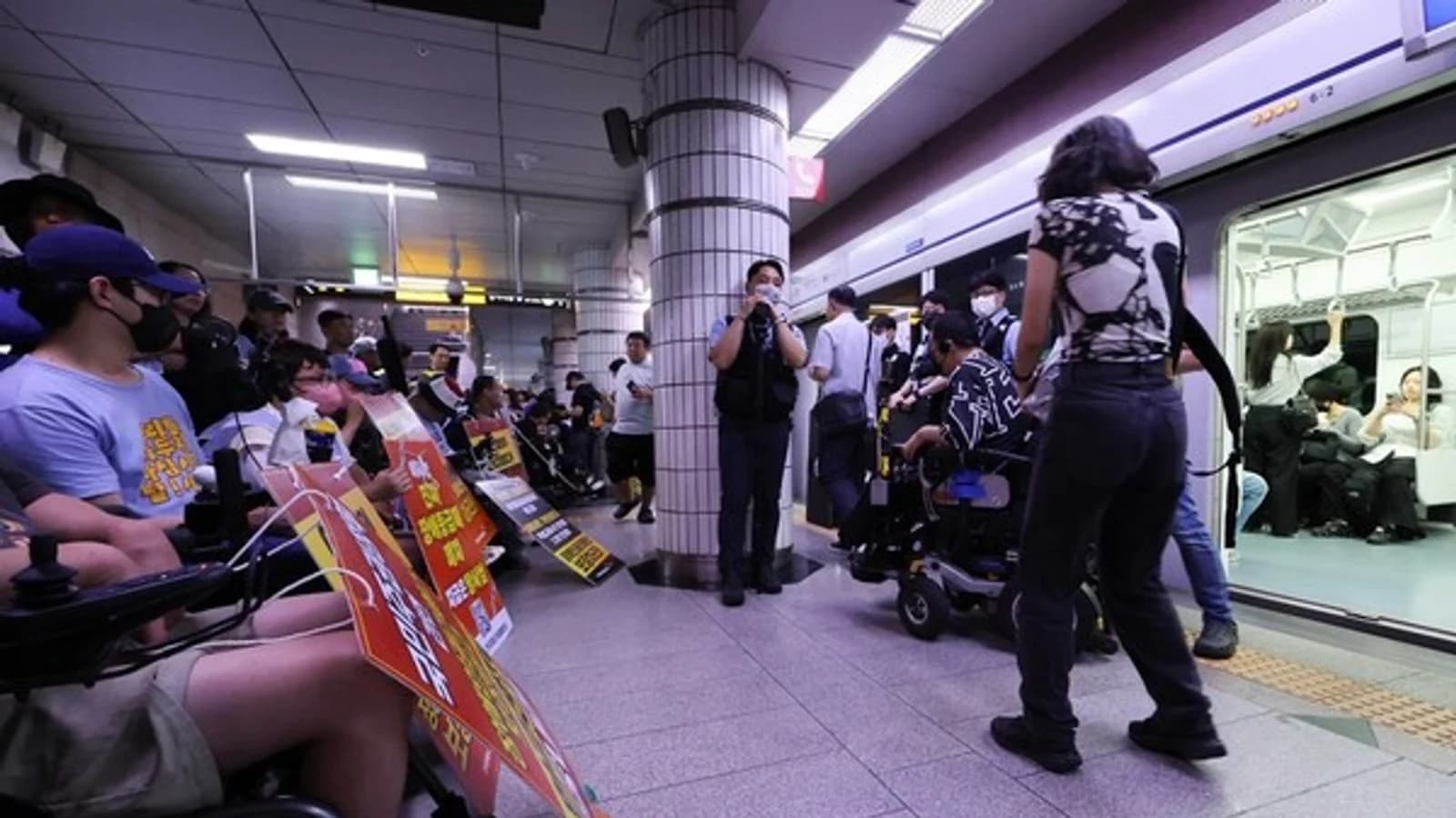 Jeonjangyeon Holds Subway Boarding Protest During Commute... Line 1 Yongsan Station Upbound Trains 'Pass Without Stopping'