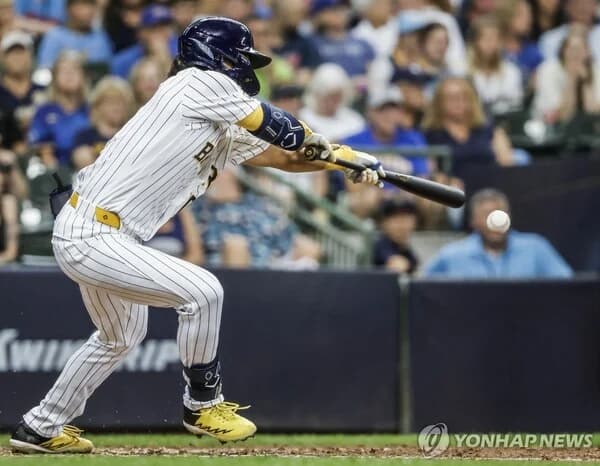 Bae Ji-hwan Joins Milwaukee, Enters MLB Roster on Day of Trade... Surprise Bunt Hit in First At-Bat as Initiation