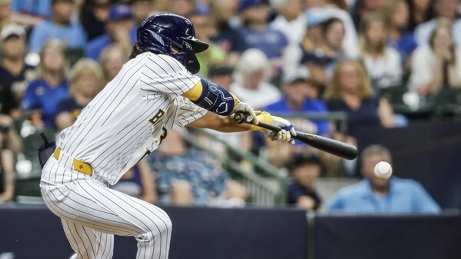 Bae Ji-hwan Joins Milwaukee, Enters MLB Roster on Day of Trade... Surprise Bunt Hit in First At-Bat as Initiation