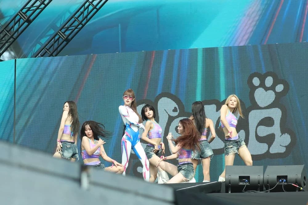 Choi Yena Delivers Overwhelming Performance at 'Waterbomb Busan 2026'... Animation Character Bodysuit 'Steals the Spotlight'