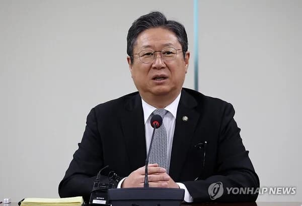 Rep. Hwang Hee Apologizes for 'Bus House' Proposal... "I Have Disappointed Young People"