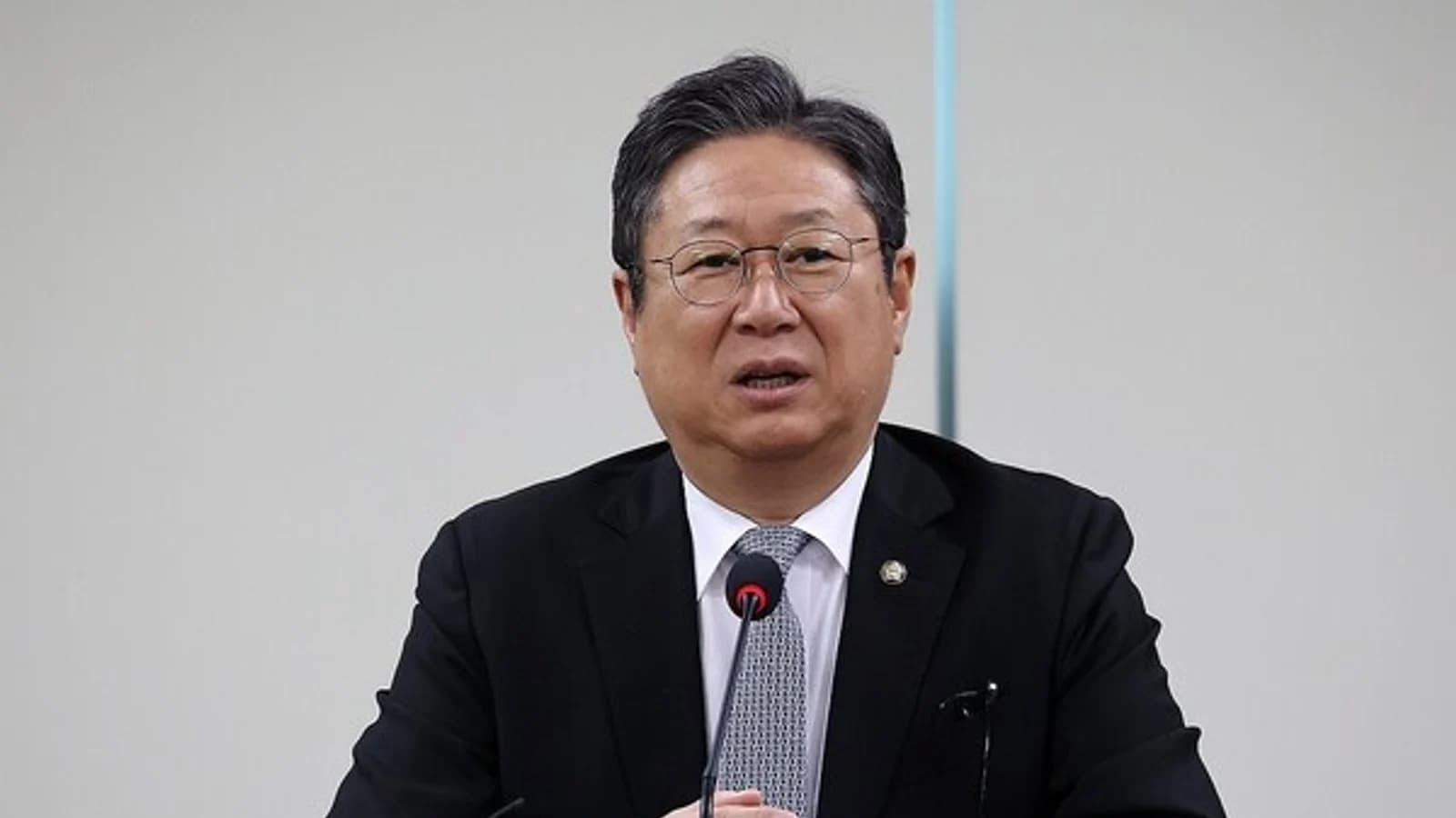Rep. Hwang Hee Apologizes for 'Bus House' Proposal... "I Have Disappointed Young People"