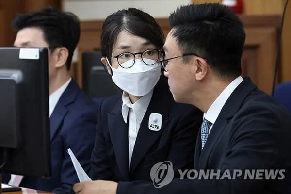 Kim Keon-hee Acknowledges Receiving Luxury Bag... Pushes Back Against Special Counsel in Court, Saying 'I Didn't Know at First'