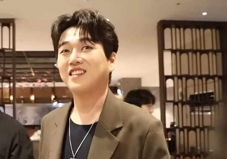 Hwang Young-woong Achieves '20,000 Club' in August Netizen Awards Male Singer Category... High-Five Bonding with Fans Draws Attention