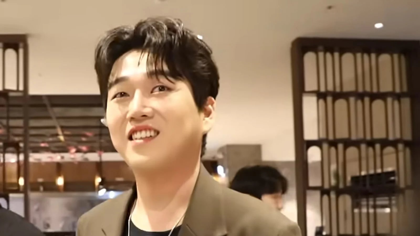 Hwang Young-woong Achieves '20,000 Club' in August Netizen Awards Male Singer Category... High-Five Bonding with Fans Draws Attention