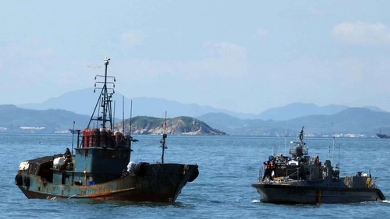8 Chinese Vessels Caught for Illegal Fishing in Incheon's Yeonpyeongdo Waters... Joint Crackdown by Coast Guard and Navy