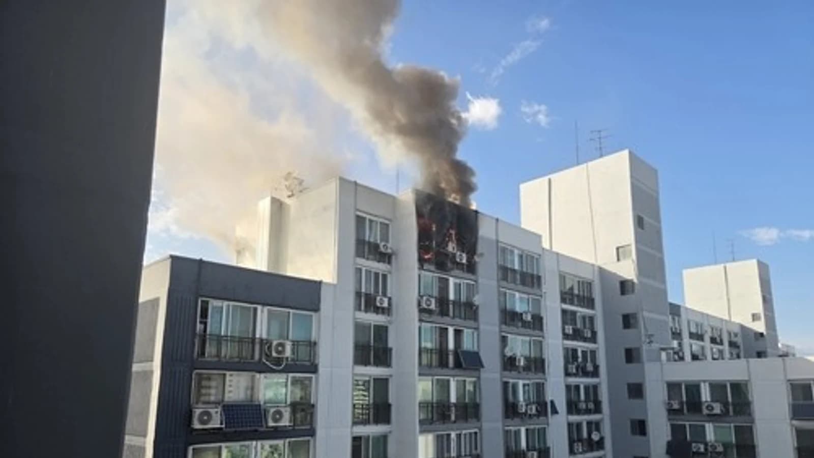 Fire Breaks Out at Apartment in Gayang-dong, Gangseo-gu, Seoul... 2 Residents in Cardiac Arrest, 40 Evacuated
