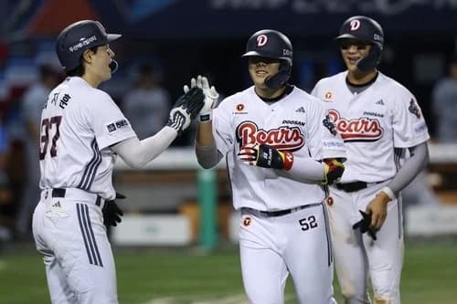 Doosan Edges Out Hanwha for 4th Straight Win… Kwak Bin Strikes Out 10, Park Jun-soon Hits Go-Ahead 3-Run Homer