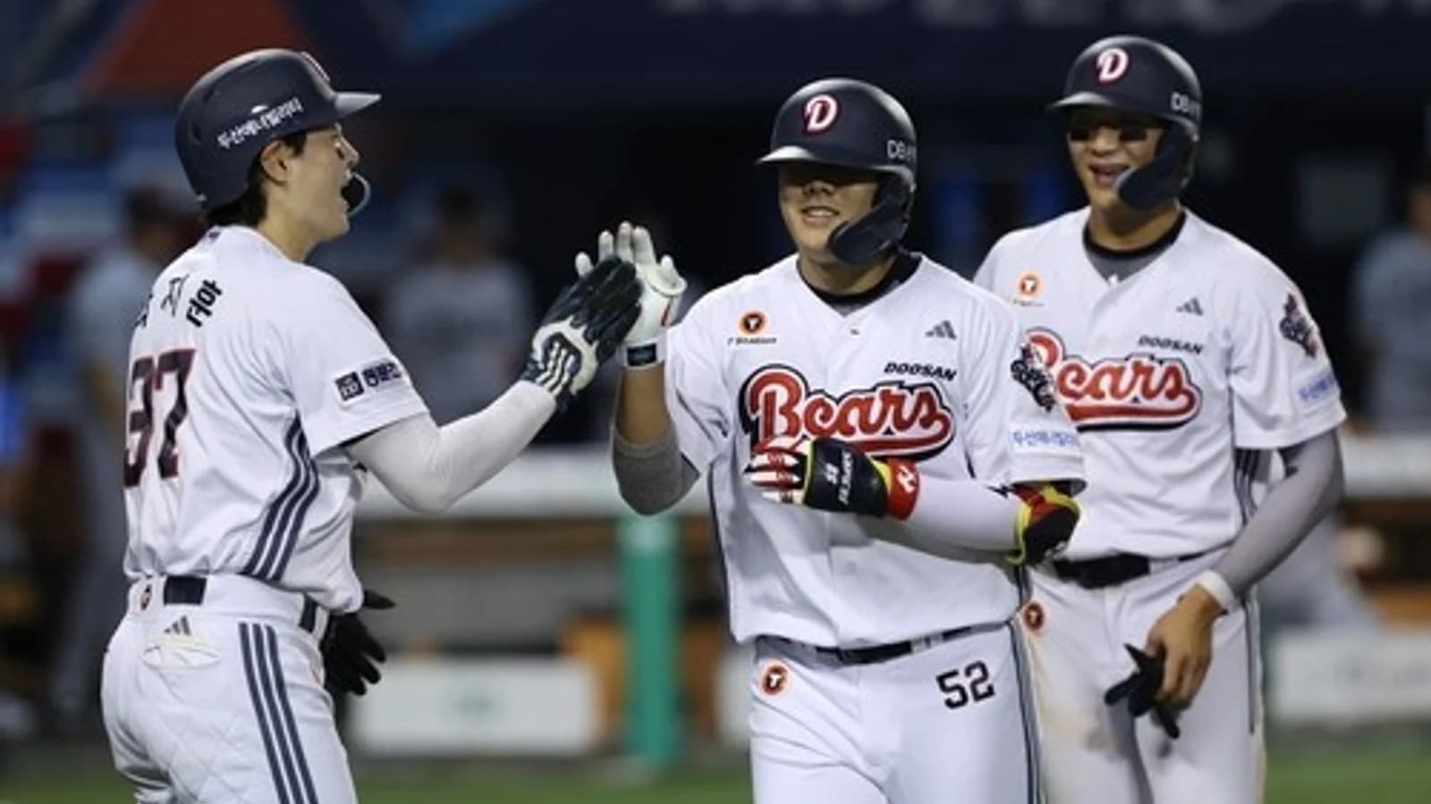 Doosan Edges Out Hanwha for 4th Straight Win… Kwak Bin Strikes Out 10, Park Jun-soon Hits Go-Ahead 3-Run Homer