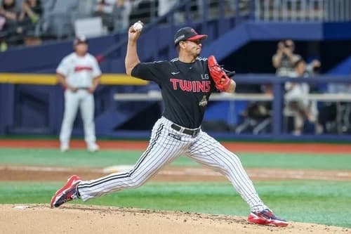 LG Rides Carrasco's First KBO Win and Song Chan-ui's Go-ahead HR to Crush Kiwoom 8-3, Escape 3-Game Skid