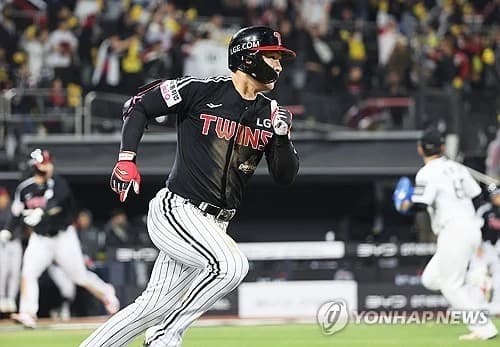 LG Escapes 3-Game Skid, Defeats Kiwoom Behind Carrasco's First Win and Oh Ji-hwan's Three-Run Homer