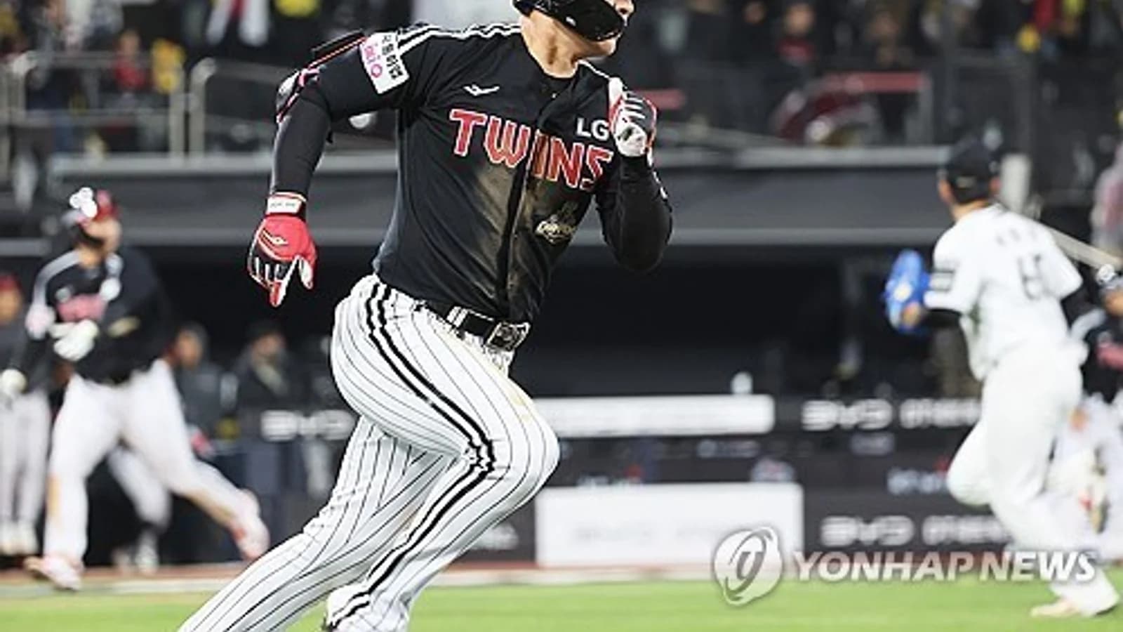 LG Escapes 3-Game Skid, Defeats Kiwoom Behind Carrasco's First Win and Oh Ji-hwan's Three-Run Homer