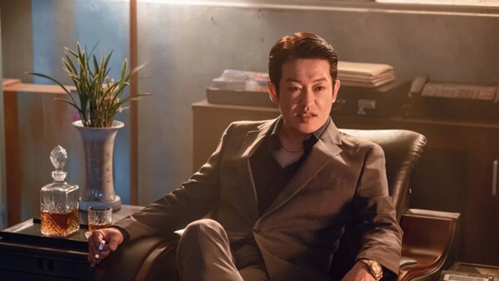 Heo Sung-tae Transforms into Crime Boss Baek Sang-gil in Netflix's 'This Damn Love'... Praised as "A Spoonful of Noir in a Rom-Com"