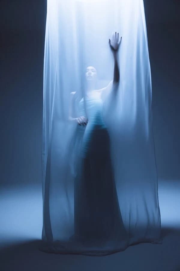 Tiffany Young Reveals 'Calm ver.' Visuals for First Full Album 'Edge Of Calm'... Mystical Blue-Toned Mood