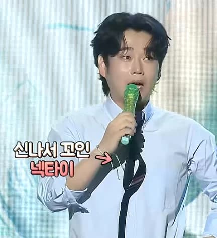 Hwang Young-woong's 'Necktie Incident' Behind the Scenes of Fan Meeting... After 22 Seconds of Struggling, "Ah, forget it. Let's just do it" — His Cool Surrender Becomes a Hot Topic