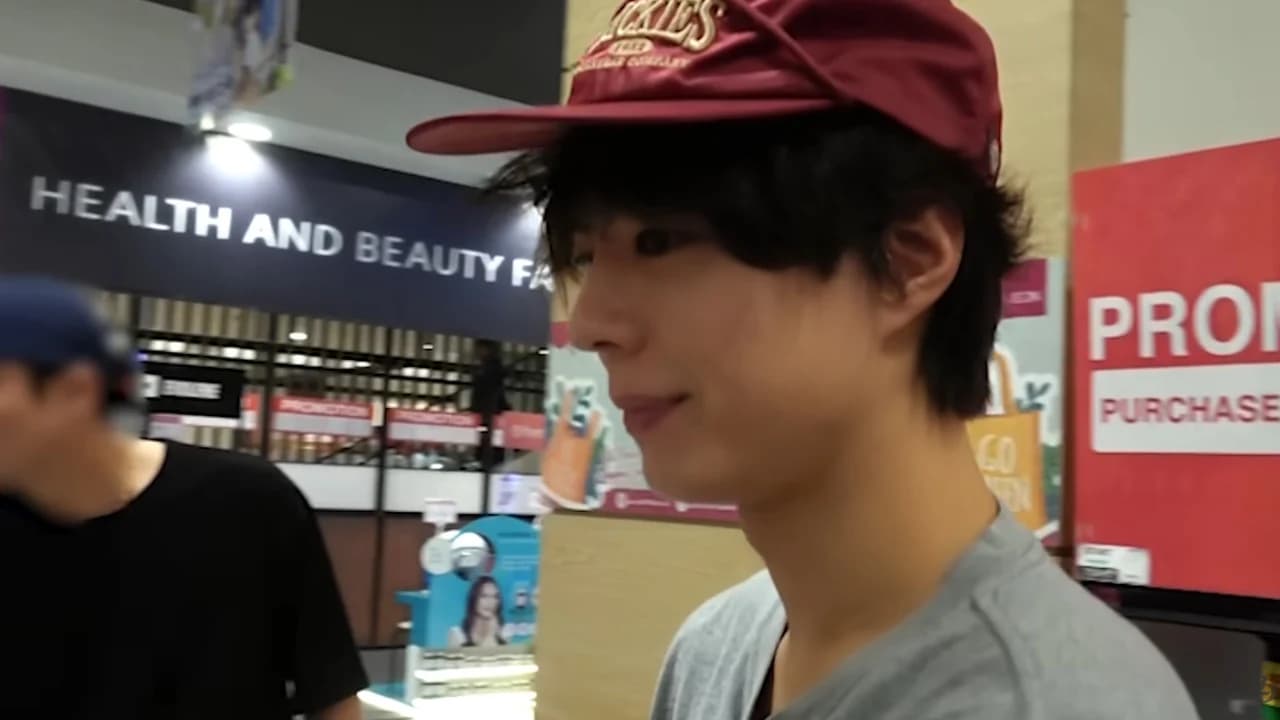 Park Bo-gum Personally Picked Snacks for Fans in Indonesia... YouTube Shopping Behind-the-Scenes Video Released