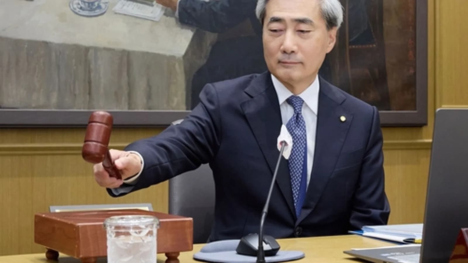 Bank of Korea Raises Base Rate to 3.00%... Governor Rhee Chang-yong: "Preemptive Response 'With a Hoe' Before Inflation Grows"