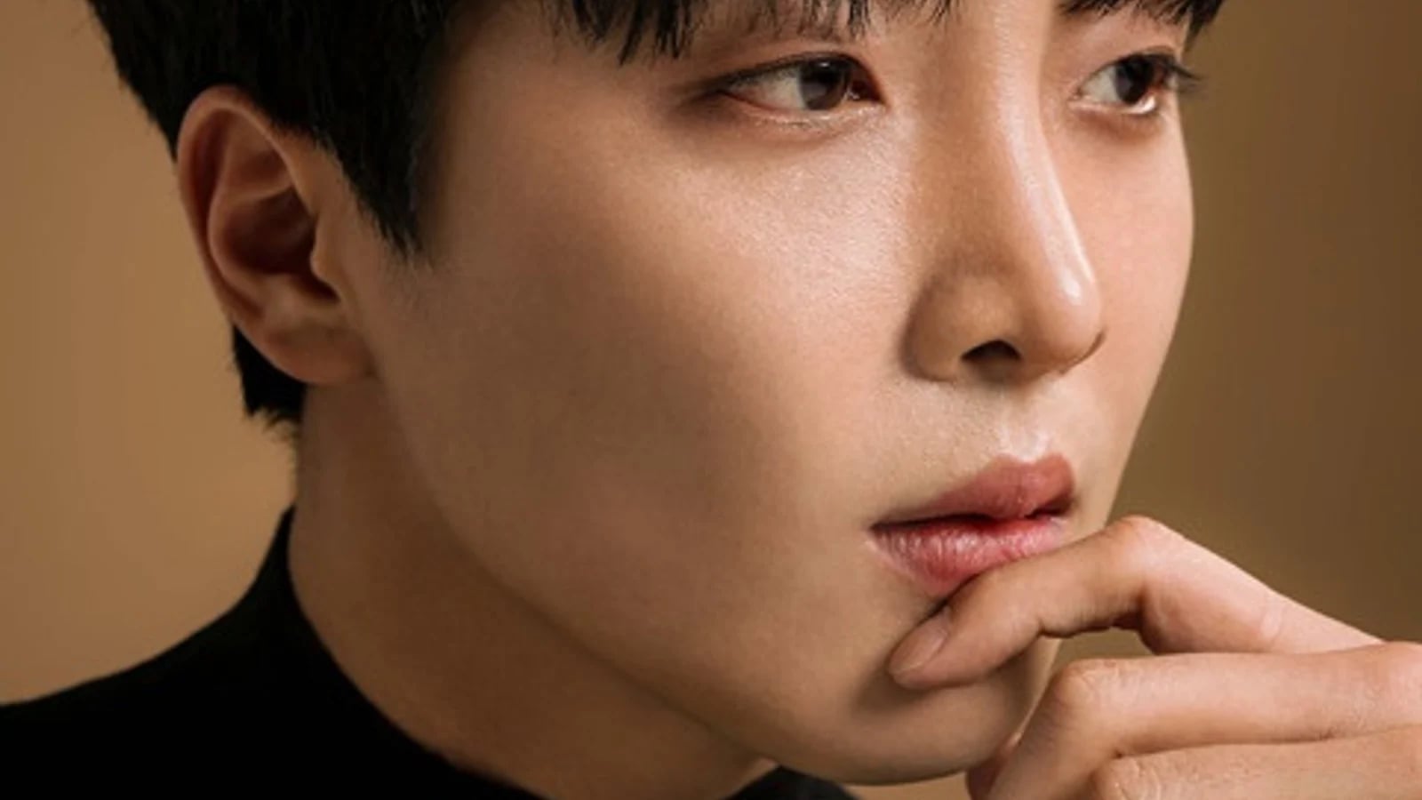 Hwang Yoon-sung Delivers Soulful Rendition of 'If I Could Borrow a Thousand Years' at 'Unknown Legend Dinner Show'... Deep Autumn Emotion and Audience Connection