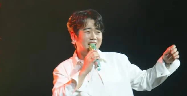 Hwang Young-woong Sings 'The Man in the Yellow Shirt' at National Fan Meeting… Views Surge on Video Released via 'Hwang Young-woong TV'