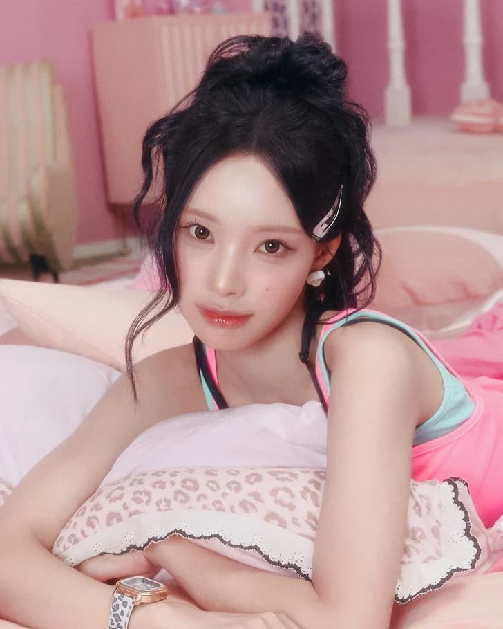 Lesseon's Won-i Draws Attention with Unpretentious Mukbang in Pizza Ad, Charming Viewers with Her Candid Appeal