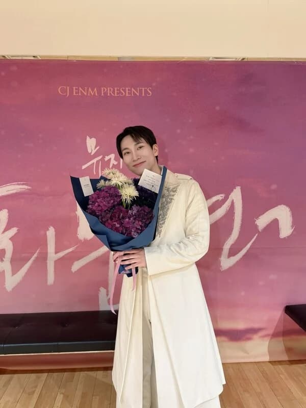 BTOB's Seo Eun-kwang Successfully Completes First Performance of Musical 'Gwanghwamun Sonata'... Standing Ovation for a Deeper Wol-ha