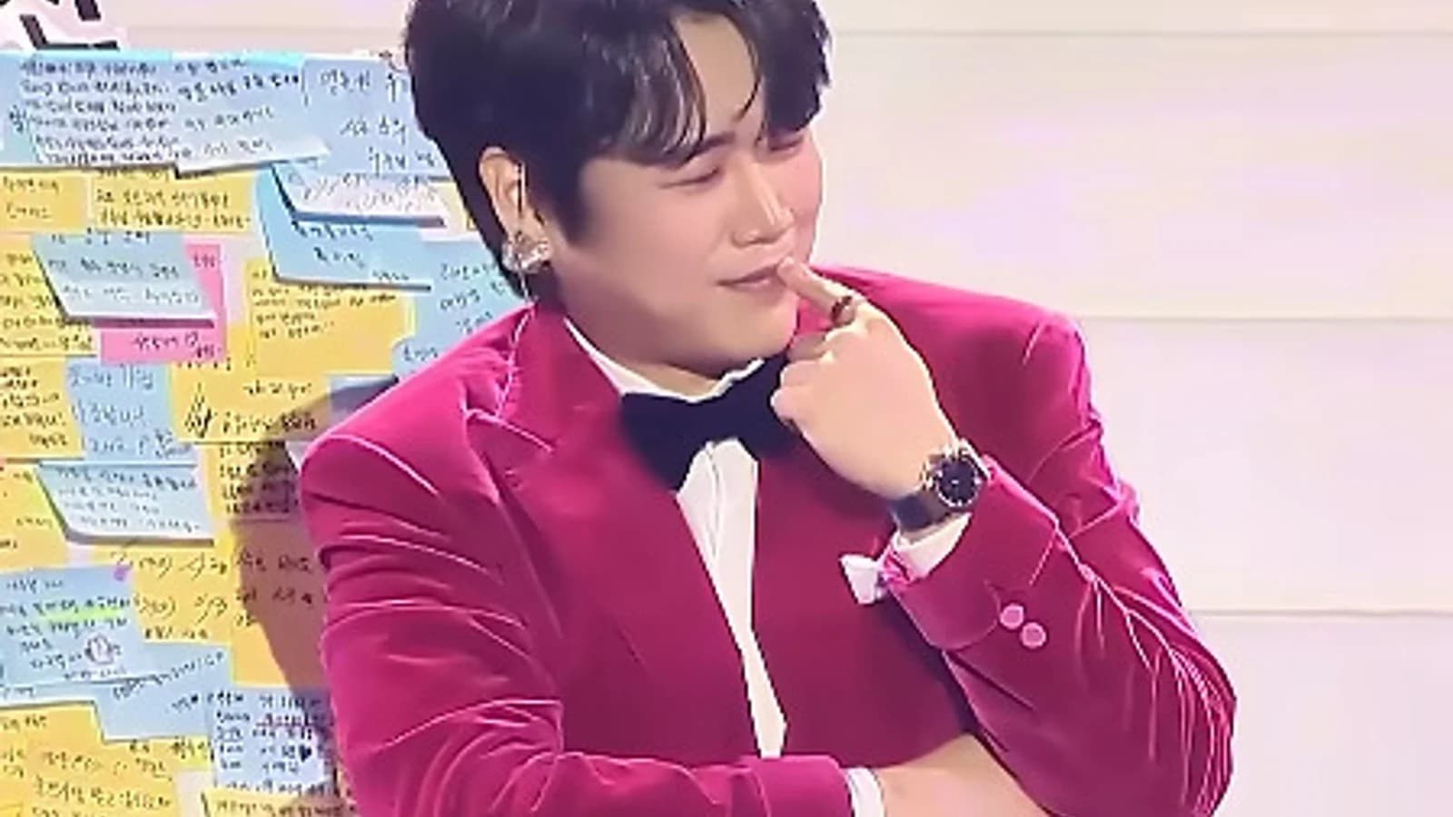 Hwang Young-woong's Shy Smile Draws Attention Again... Gwangju Concert 'Aengtal Challenge' Highlight in Focus